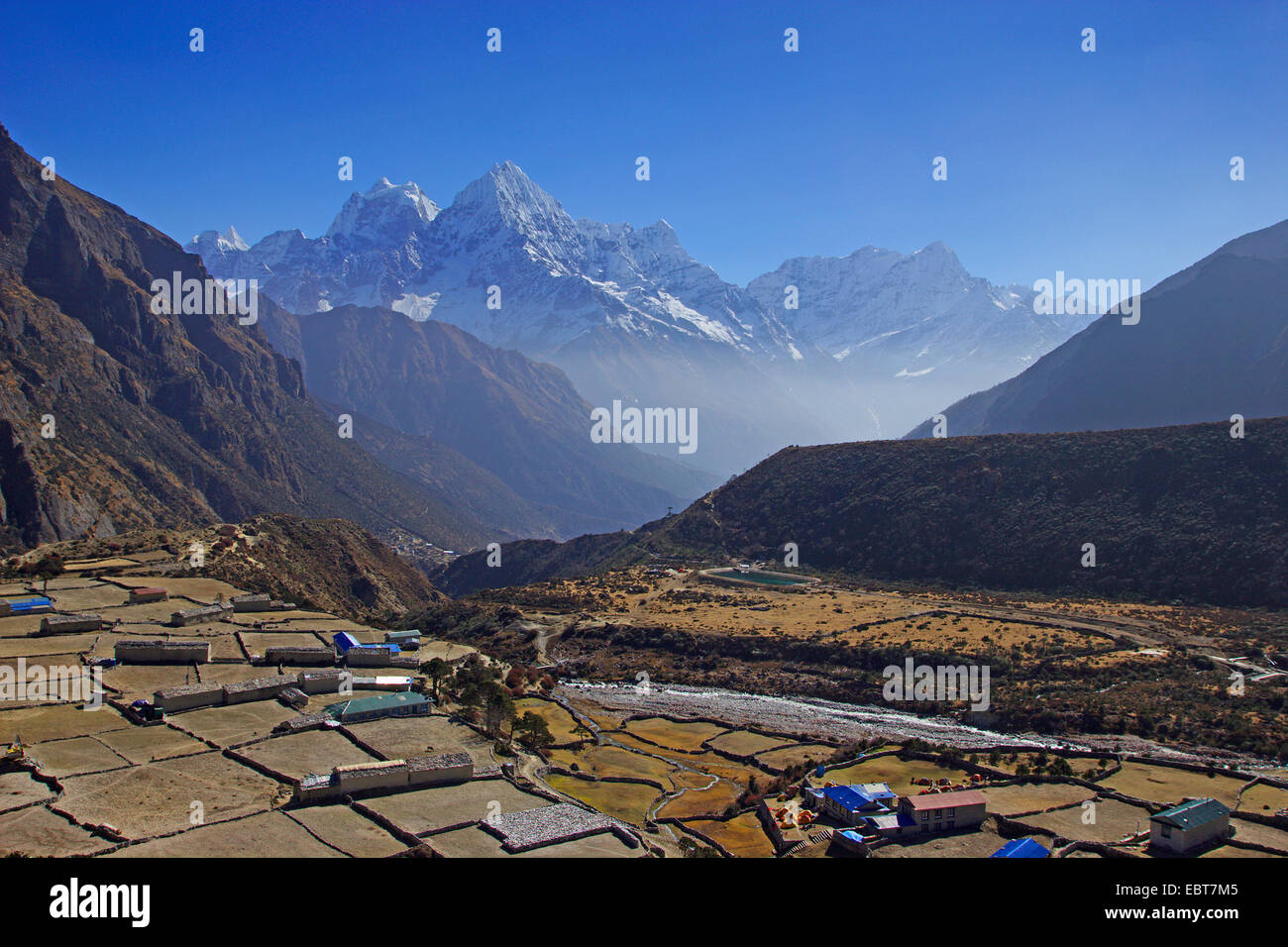 Thame con Kangtega, Thamserku y Kusum Khangkaru, Nepal Khumbu Himal Foto de stock