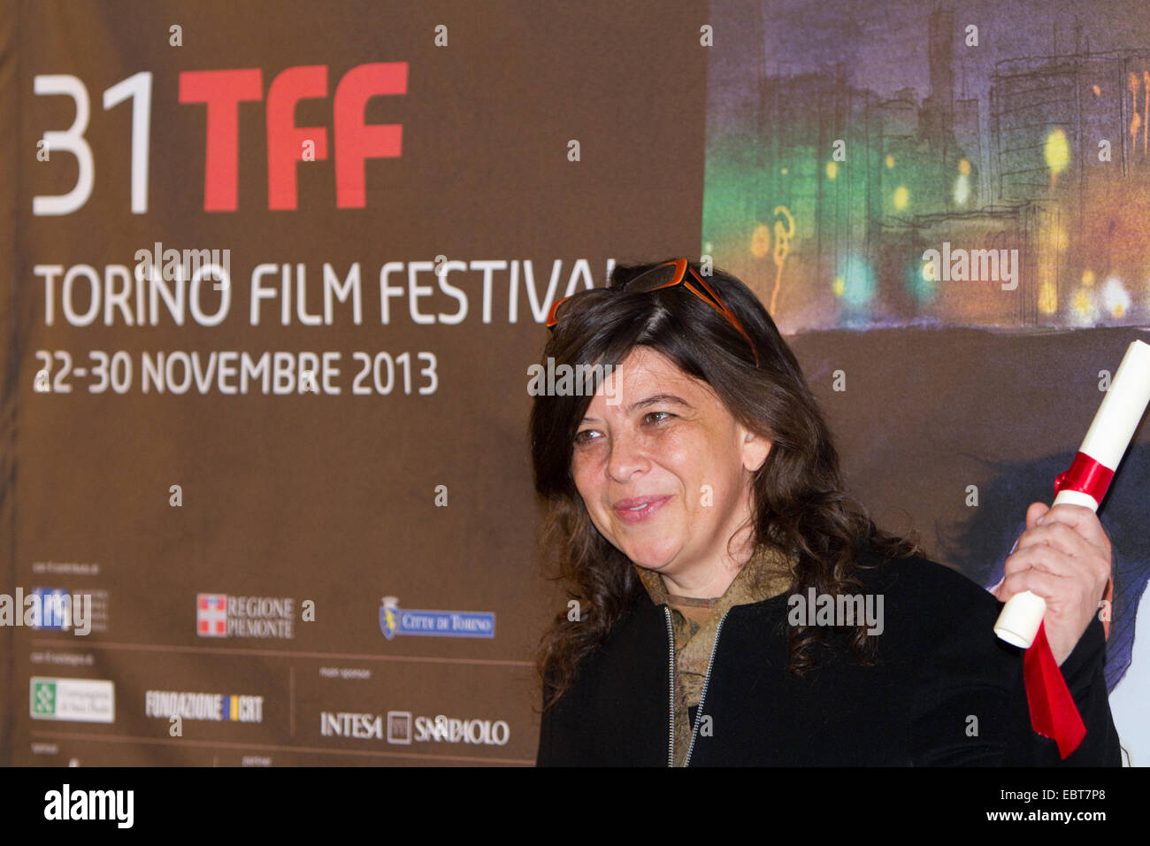 El director de cine venezolana Mariana Rondón recibe el premio al Mejor Guión por la película "Pelo Malo" en el Torino Film Festival. Foto de stock
