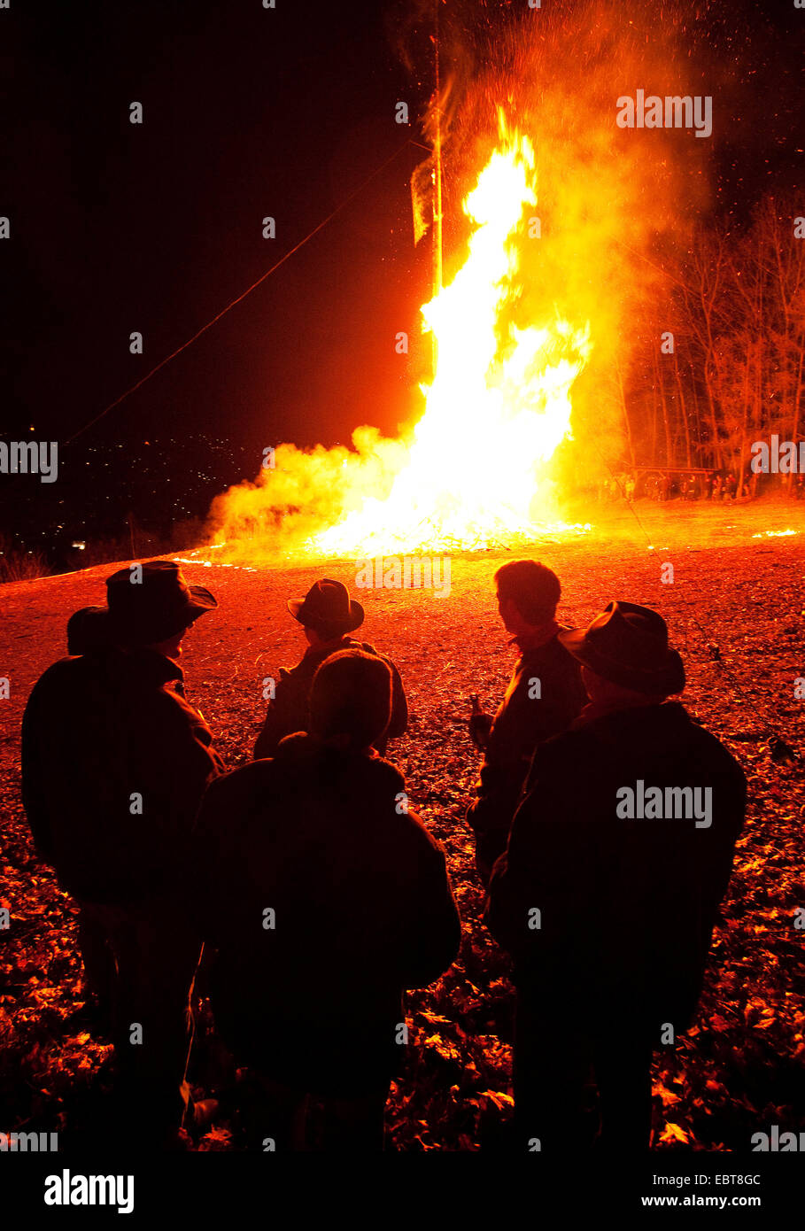 La gente de pie en un gran fuego pascual, en Alemania, en Renania del Norte-Westfalia, Sauerland, Attendorn Foto de stock