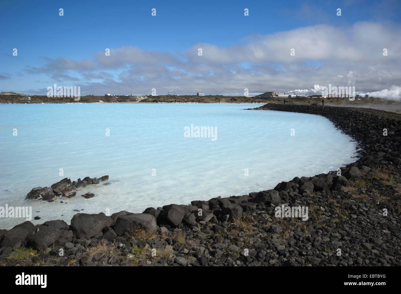 Brillante lago azul en el área geotérmica cerca del volcán Gunnuhver, Islandia, península de Reykjanes Foto de stock