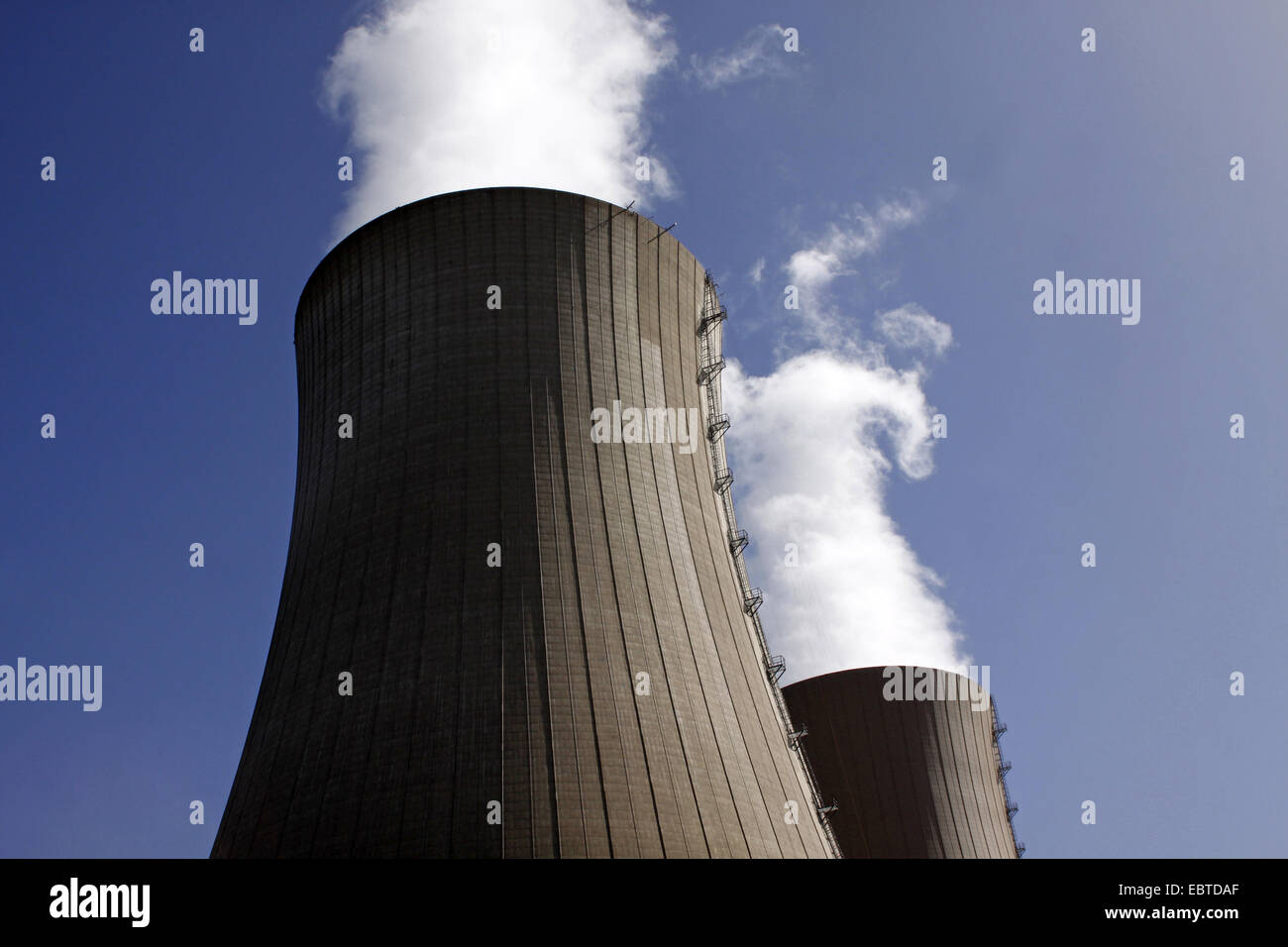 Dos torres de refrigeración en ciernes de la planta de energía nuclear Grohnde, Alemania, Baja Sajonia, Grohnde Foto de stock