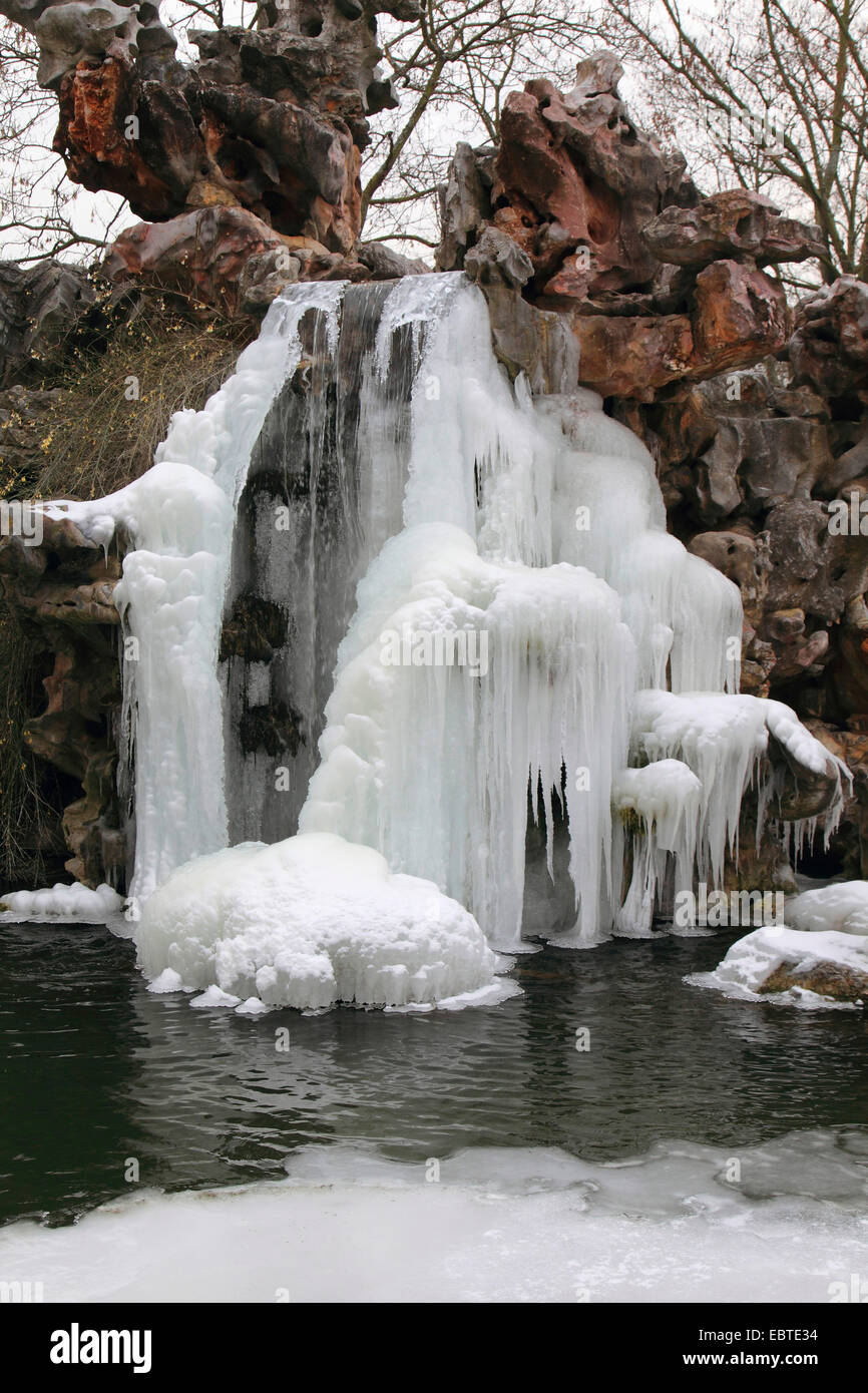 Congelado en la cascada del parque Luisen winterly, Mannheim, Alemania Foto de stock
