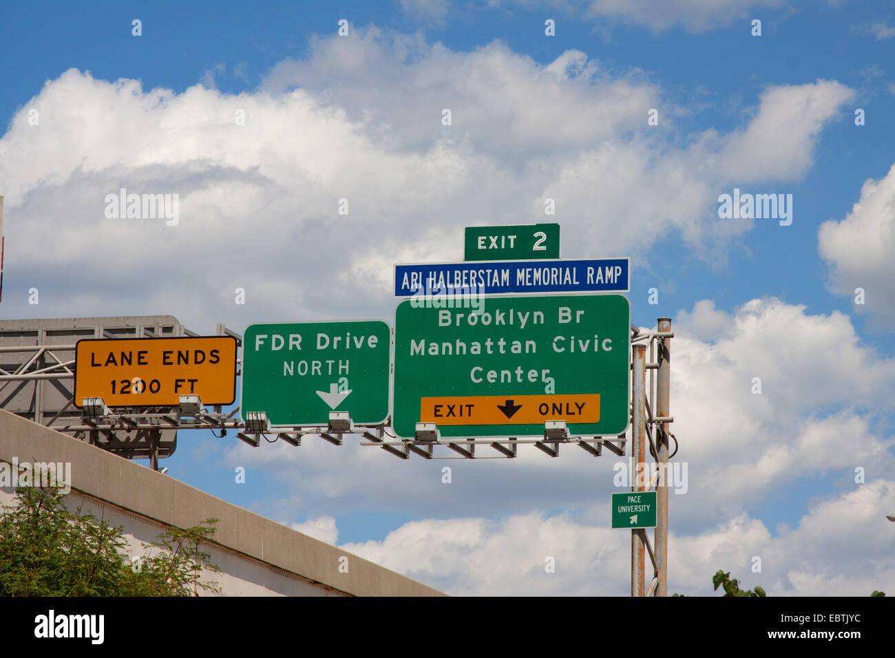Los letreros de la calle, en la autopista, en la Ciudad de Nueva York, EE.UU. Foto de stock