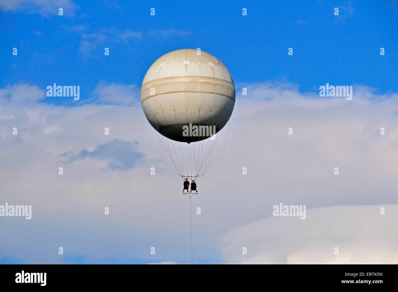 Dos personas en un globo cautivo en Praga, Praga, República Checa Foto de stock