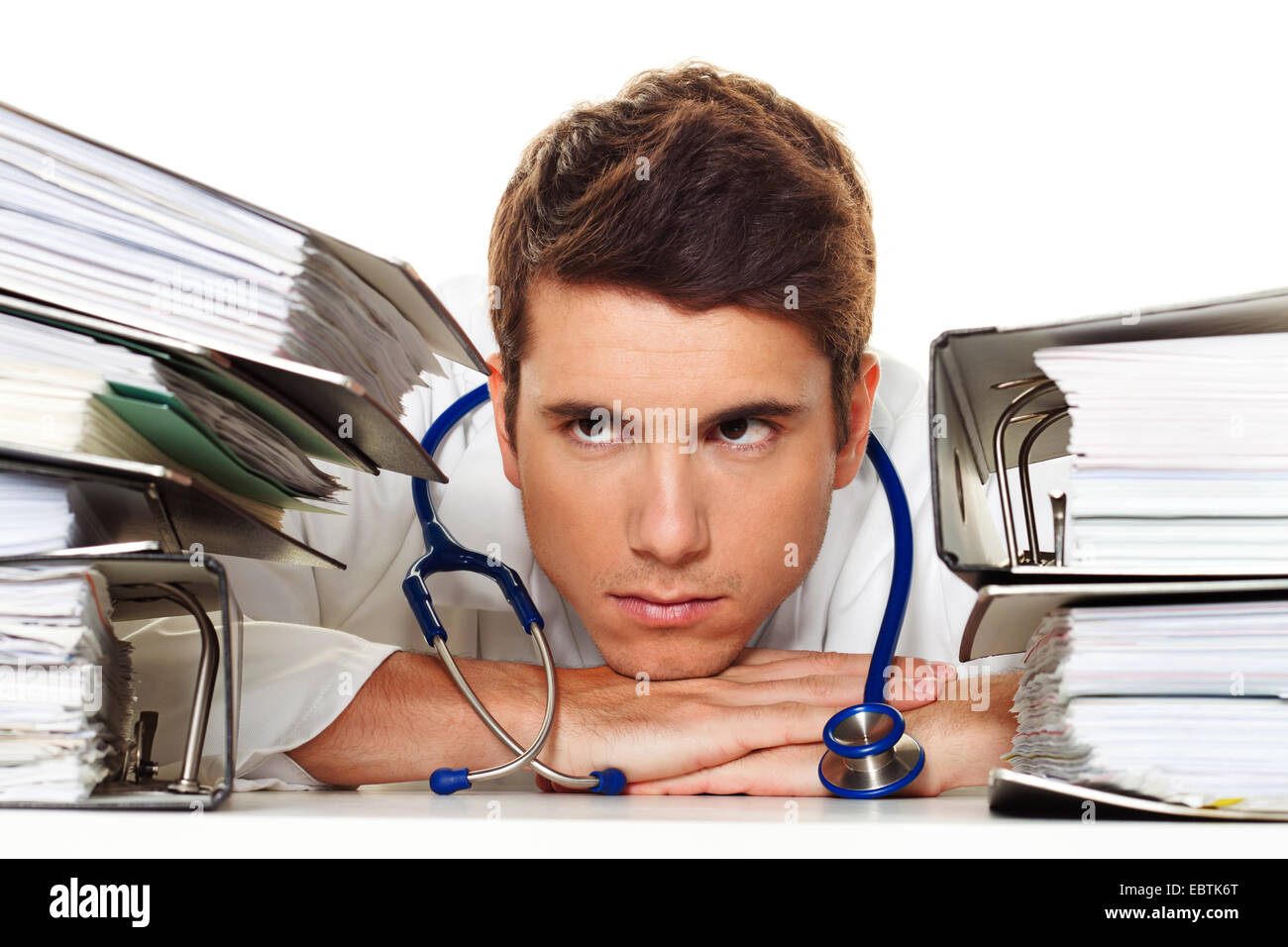 La imagen "símbolo de la burocracia en el sector de la salud pública': el joven médico entre montones de archivos Foto de stock