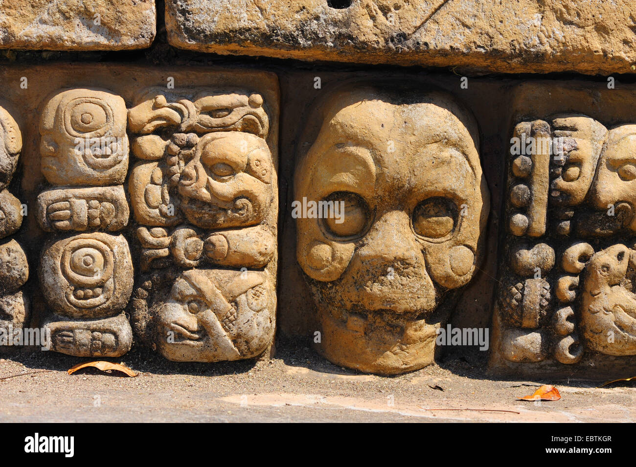 Cráneo skulpture de mayas, Copan, Copan, Honduras Foto de stock