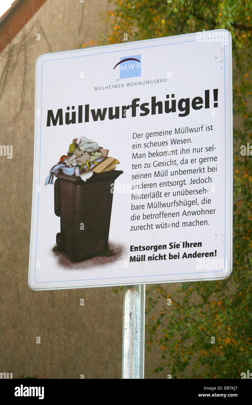 Irónico, signo de la información acerca de la eliminación de residuos ilegales en la vecina Alemania, Renania del Norte-Westfalia, área de Ruhr, Muelheim an der Ruhr Foto de stock