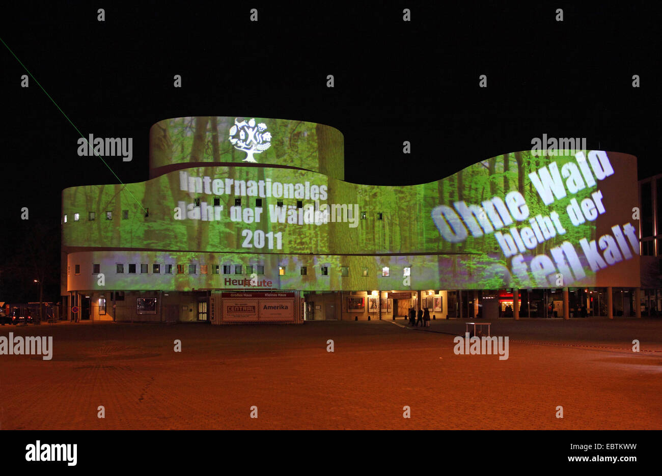 Teatro iluminado en la noche, en Alemania, en Renania del Norte-Westfalia, Duesseldorf Foto de stock