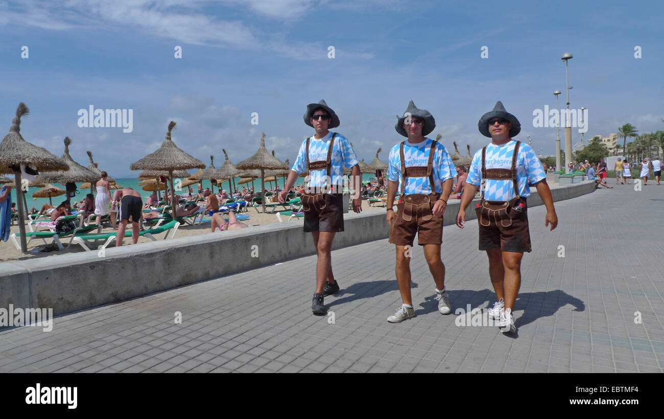 Tres bávaros caminando por el paseo marítimo, España, Balearen, Mallorca, Palma Foto de stock