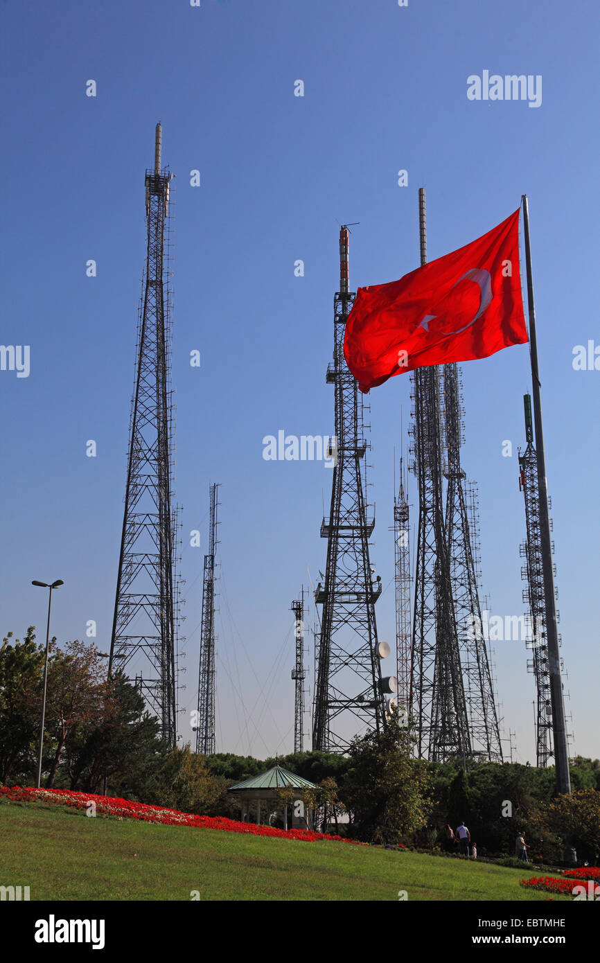 Torres de radiodifusión sobre la colina de Camlica, Turquía, Estambul Foto de stock