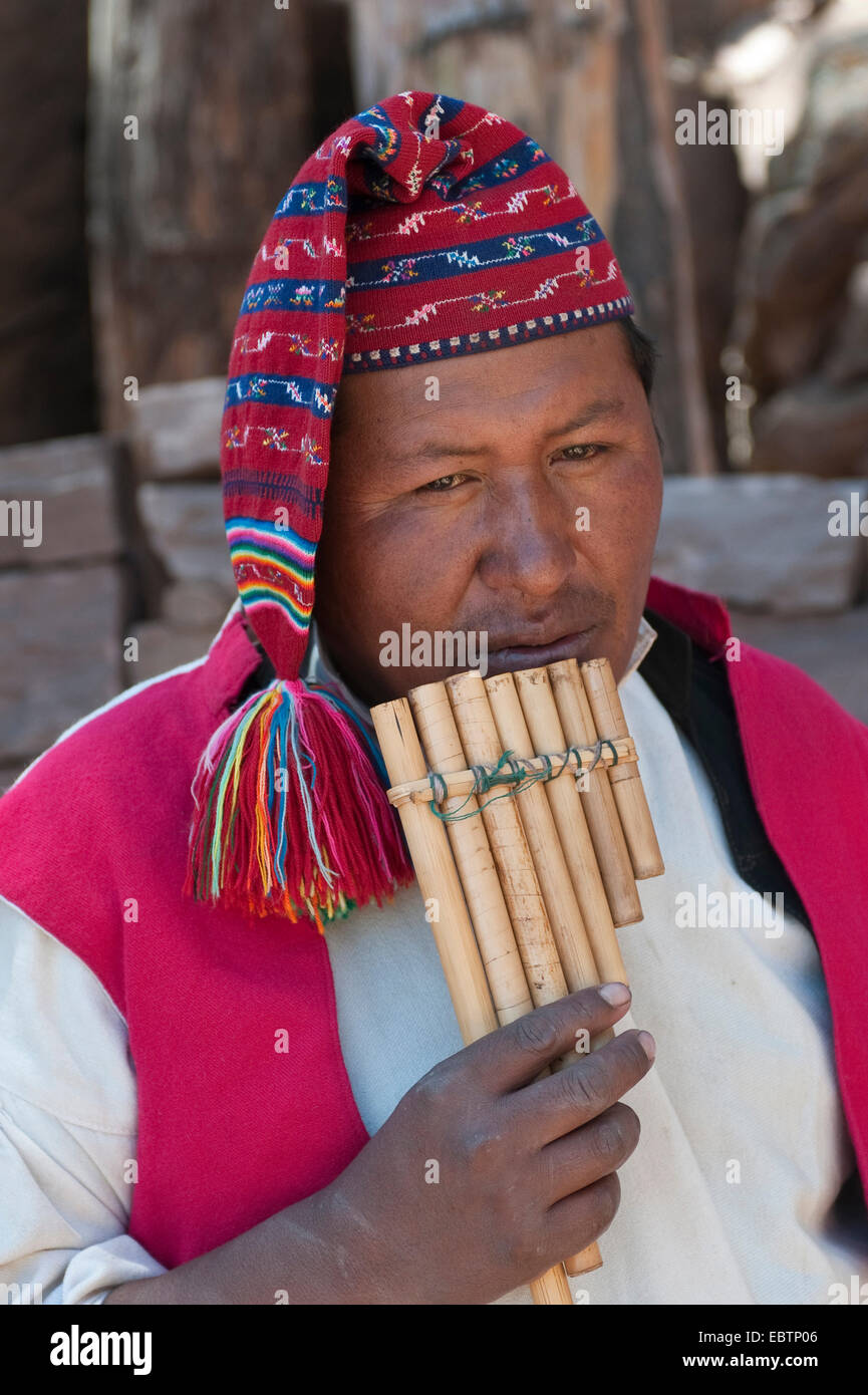 Jugando con ropa tradicional india panflute, Perú, Isla Taquile, Lago