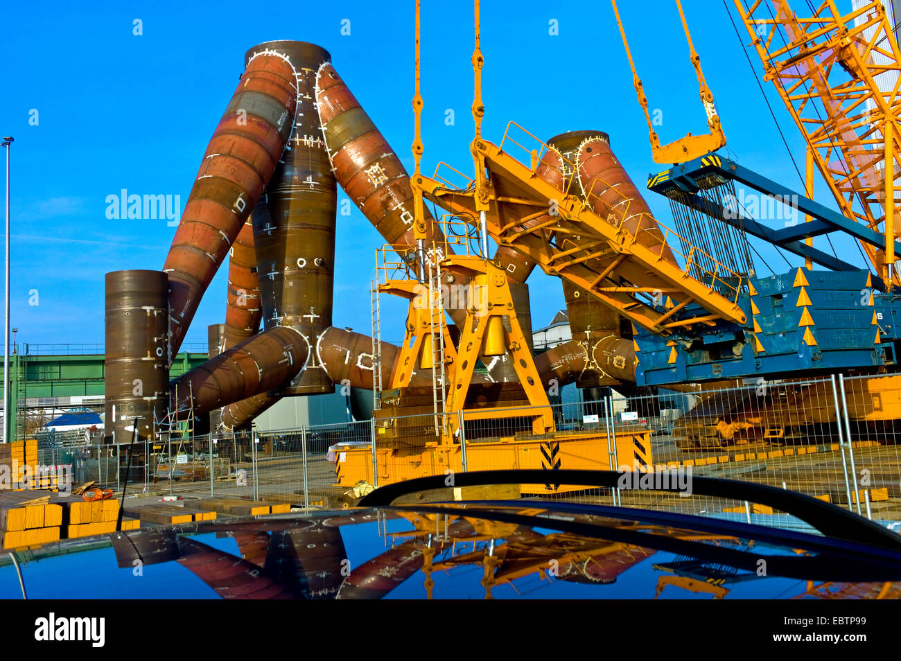 Trípode construcciones para parque eólico offshore antes del envío , Alemania, Bremerhaven Foto de stock