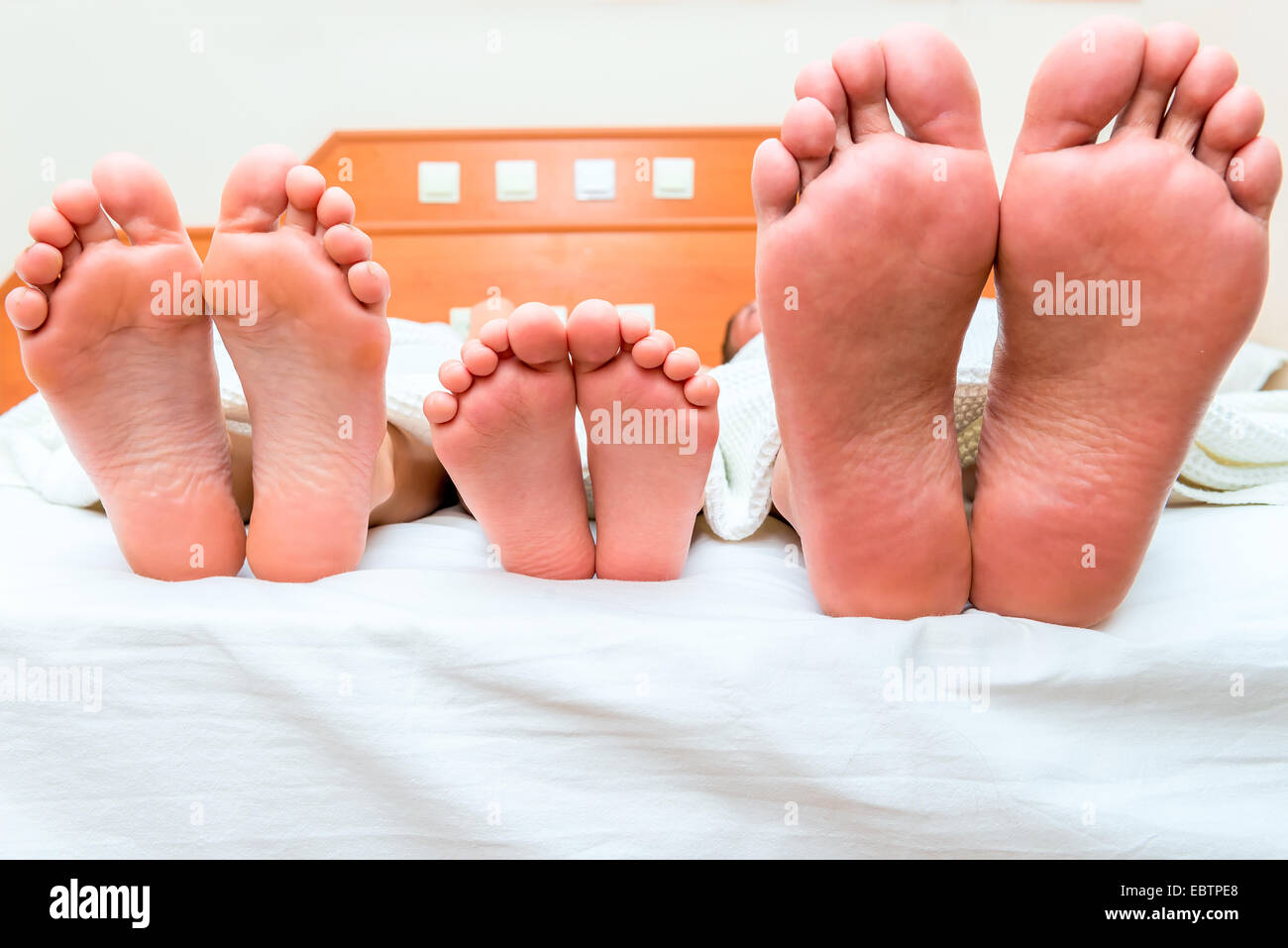 Familia de tres personas durmiendo en una cama fotografías e imágenes de  alta resolución - Alamy