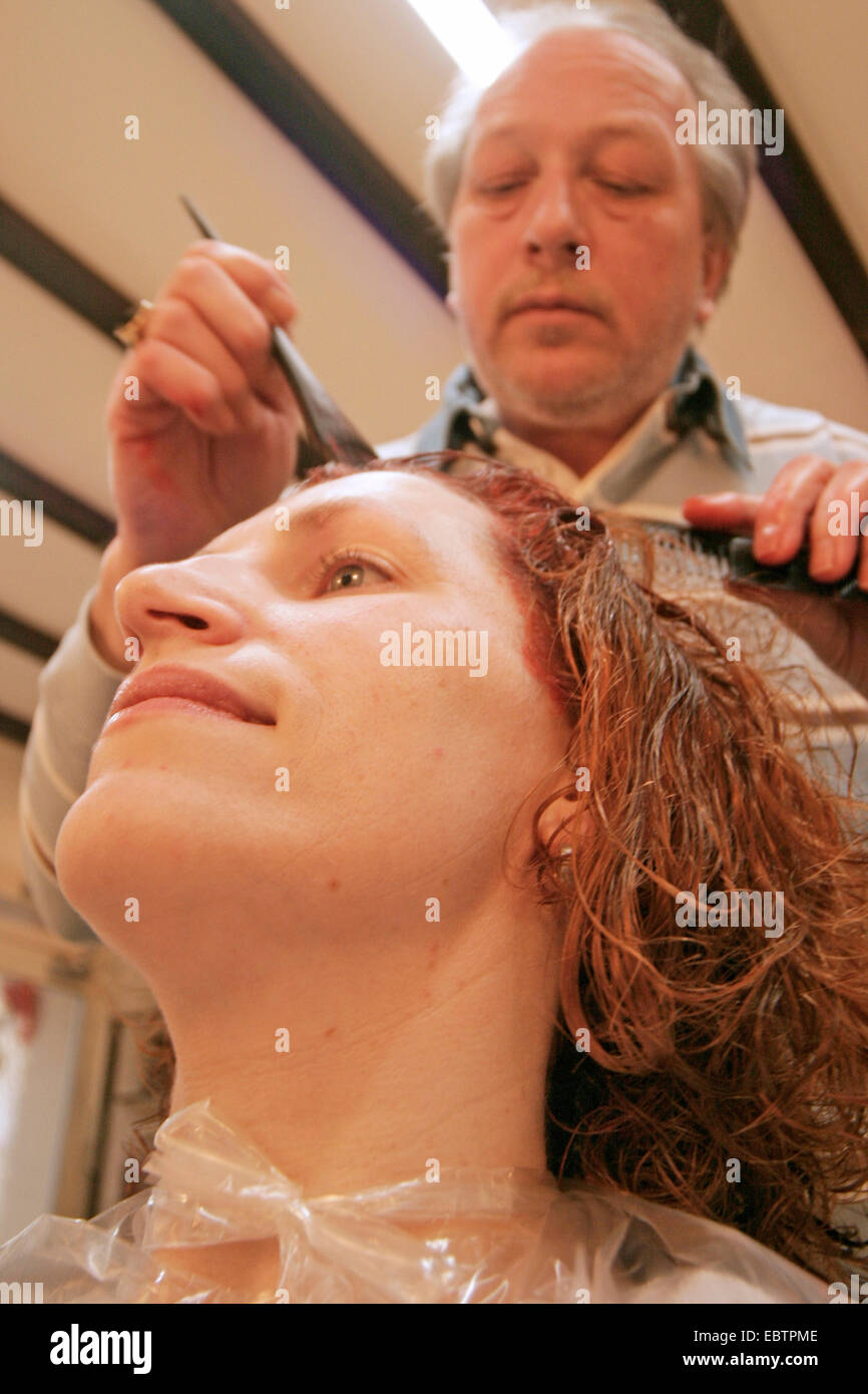 Peluquería teñido el cabello de la mujer Foto de stock