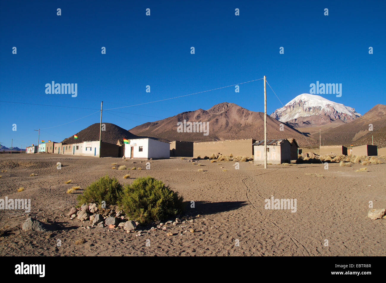Pueblo y montaña Sajama, Bolivia, de los Andes Foto de stock