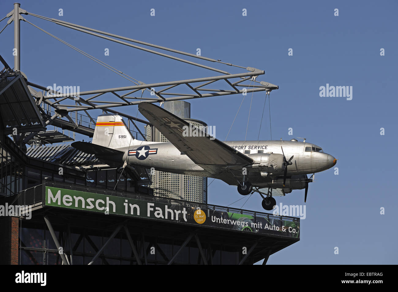 Douglas C-54 Skymaster, pasas, Bombardero, en el techo del Museo Alemán de Tecnología, Alemania, Berlin Schoeneberg Foto de stock