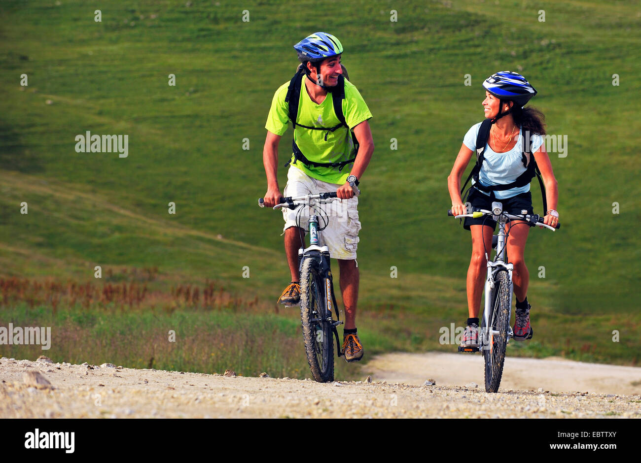 Dos ciclistas de montaña equitación senderos de montaña, Francia, Savoie, Parque Nacional de Vanoise, La Plagne Foto de stock