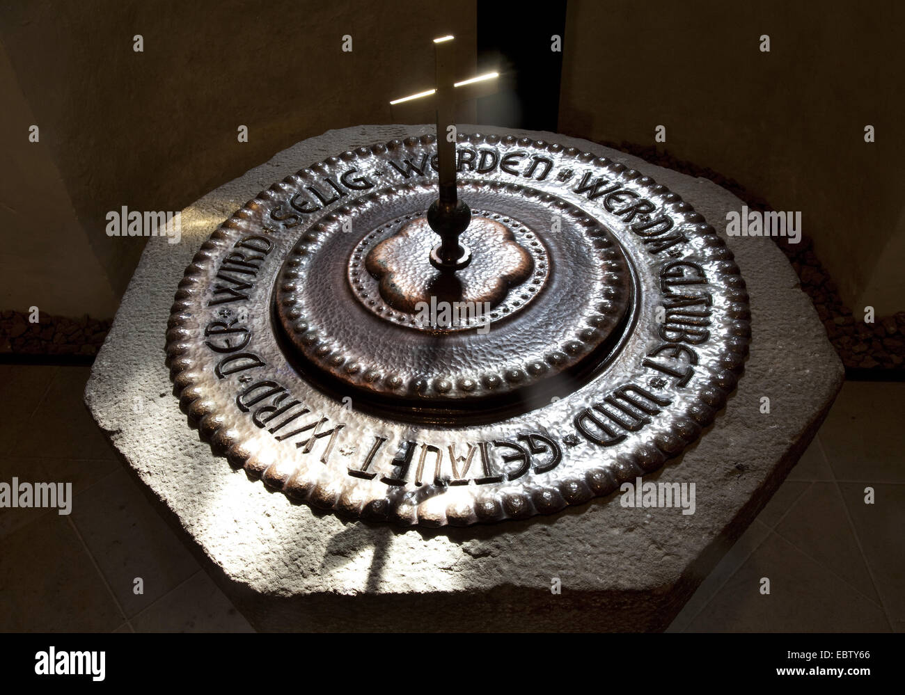 Vista interior de los 1000 años de la antigua iglesia en Stiepel, Stiepeler Dorfkirche, con pila bautismal, en Alemania, en Renania del Norte-Westfalia, área de Ruhr, Bochum Foto de stock