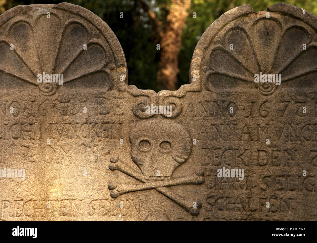 Detalle de la tumba en el cementerio de la antigua iglesia en Stiepel, Stiepeler Dorfkirche, Alemania, Renania del Norte-Westfalia, área de Ruhr, Bochum Foto de stock