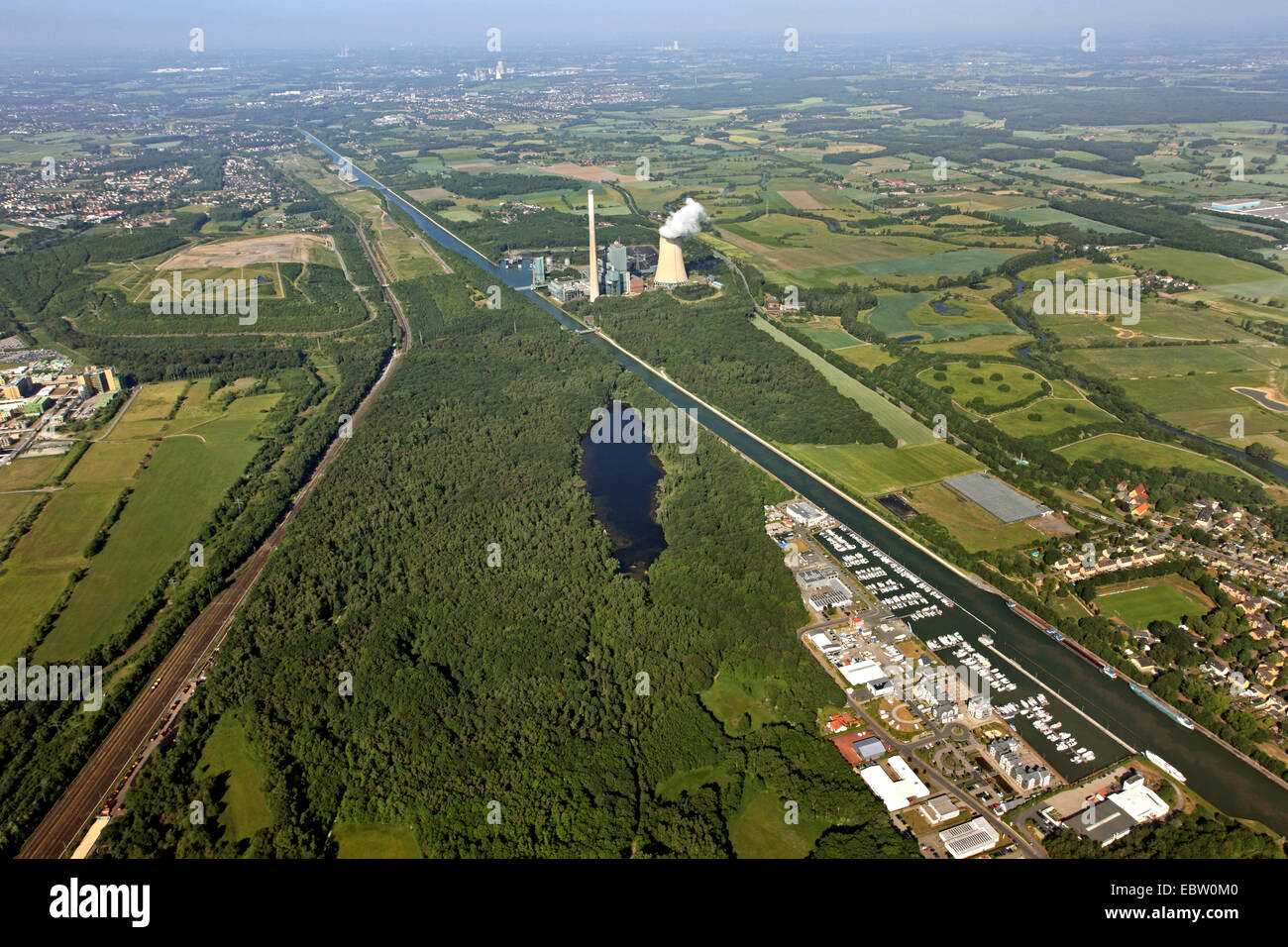 Central eléctrica de carbón en Bergkamen chanel Weser Dattel Kanal con un lago Beversee río Lippe, Alemania, Renania del Norte-Westfalia, área de Ruhr, Bergkamen Foto de stock