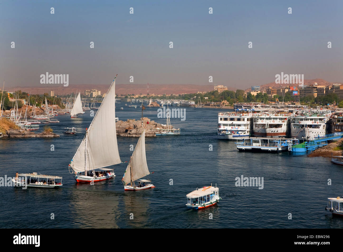 Vista desde el jardín Ferial a Nilo con feluchos y cruceros fluviales, Egipto, Assuan Foto de stock