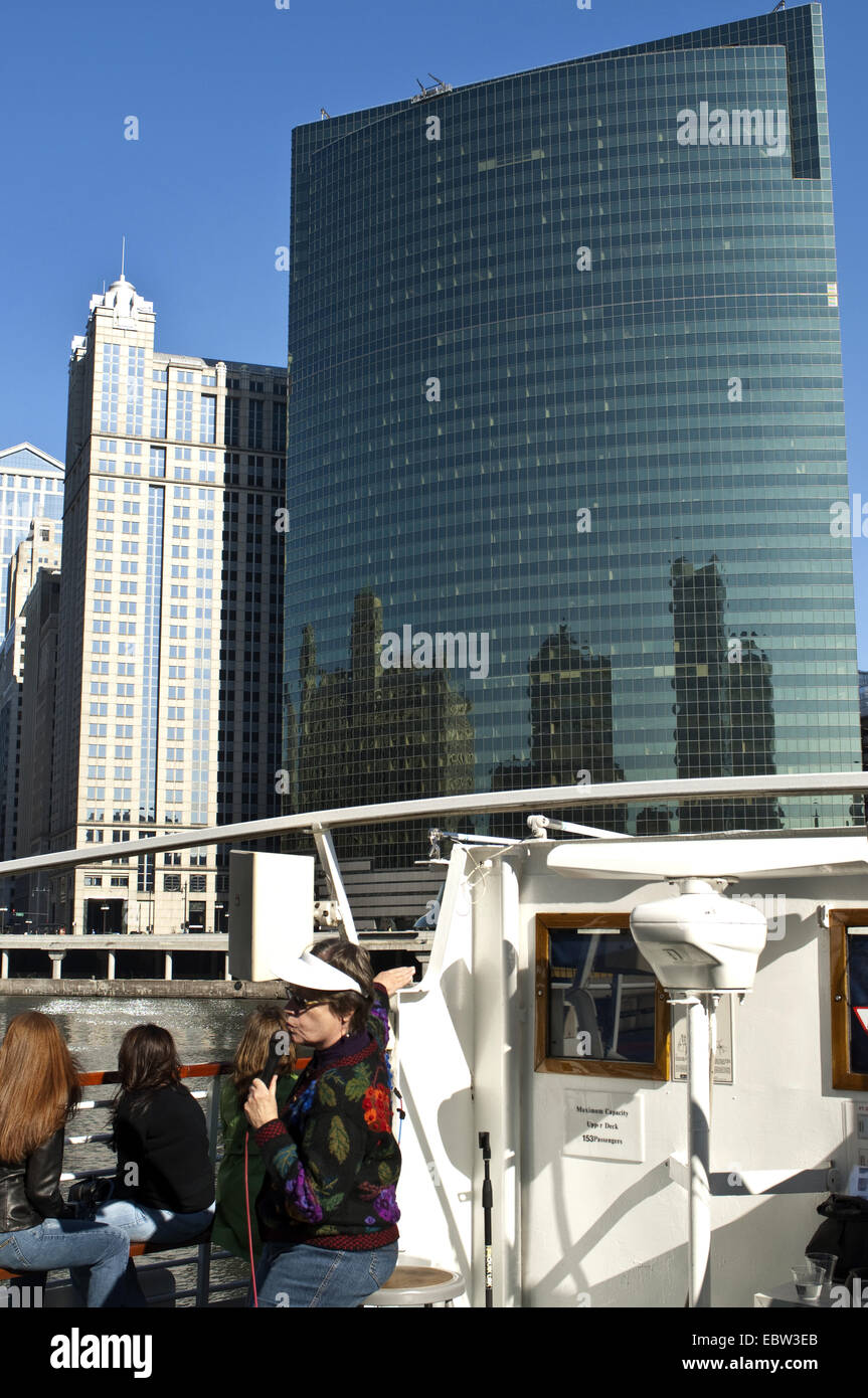Guía turística sobre una excursión en barco en Chicago, Chicago, Illinois, EE.UU. Foto de stock