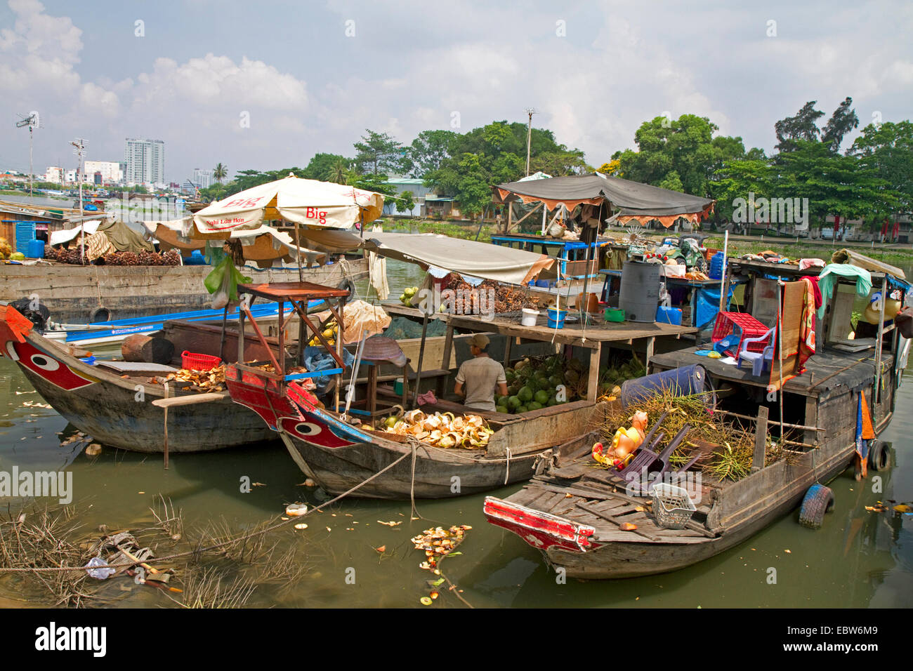Los barcos y su estilo de vida a lo largo de un canal en la ciudad de Ho Chi Minh, Vietnam. Foto de stock