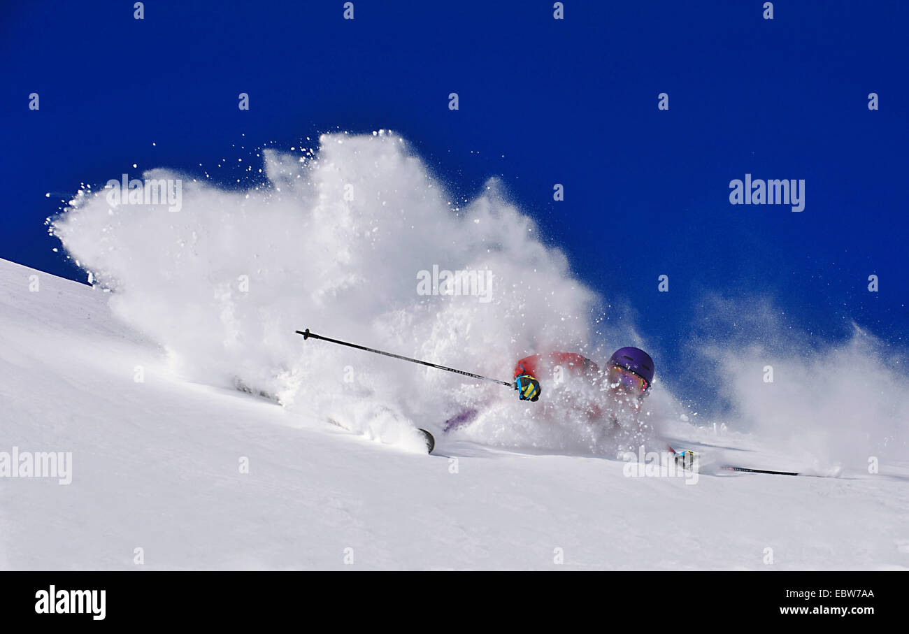 Esquiador de esquí fuera de pista en una nube de nieve arremolinándose hacia arriba, Francia Tarentaise Foto de stock