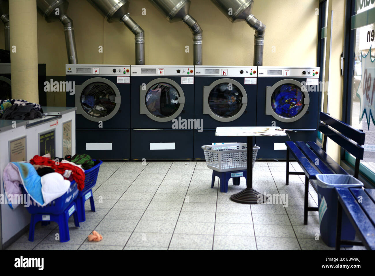Máquinas de lavar ropa en una lavandería, en Alemania, en Renania