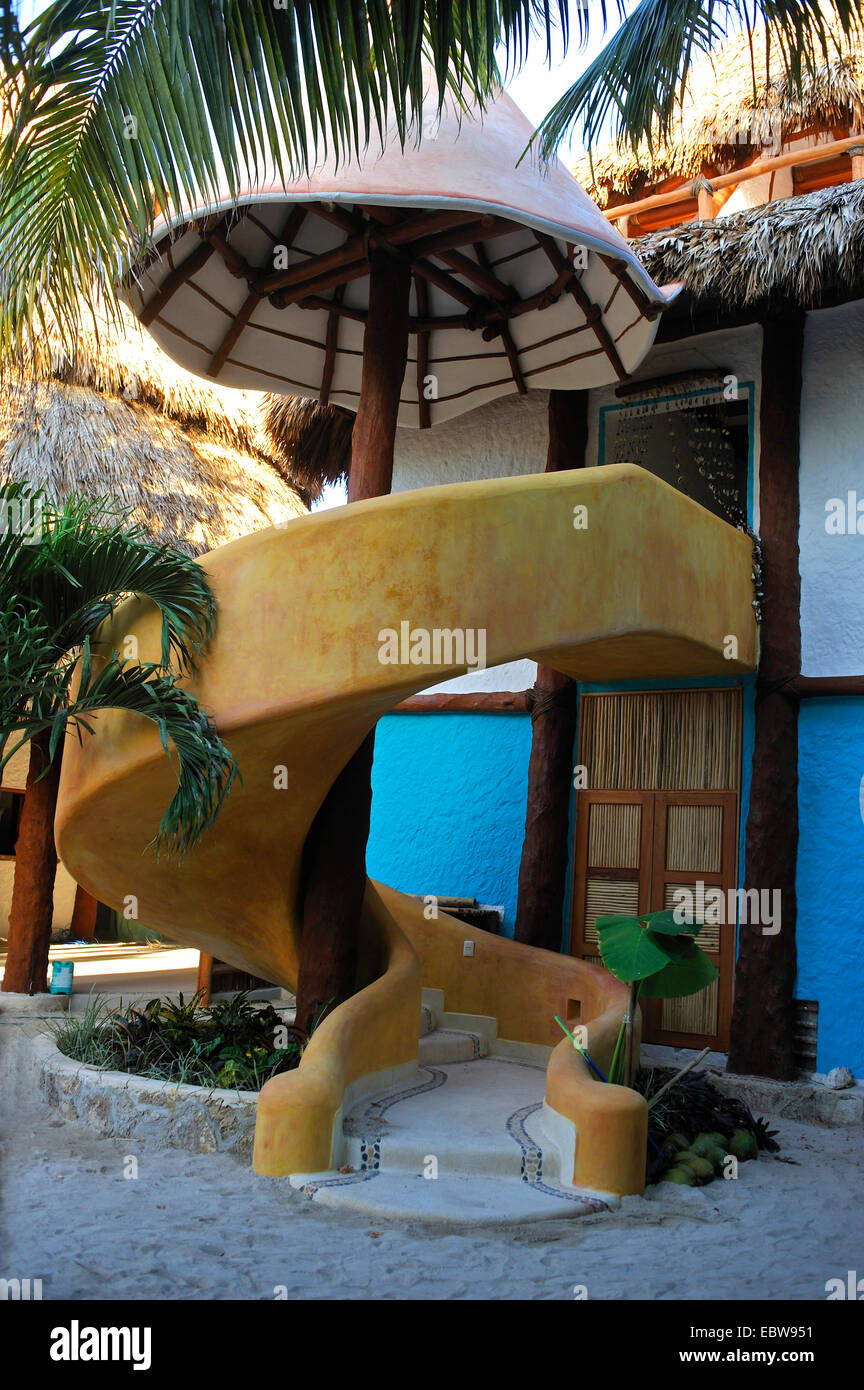 Escalera de caracol en un hotel, México, Cancún, la Isla de Holbox