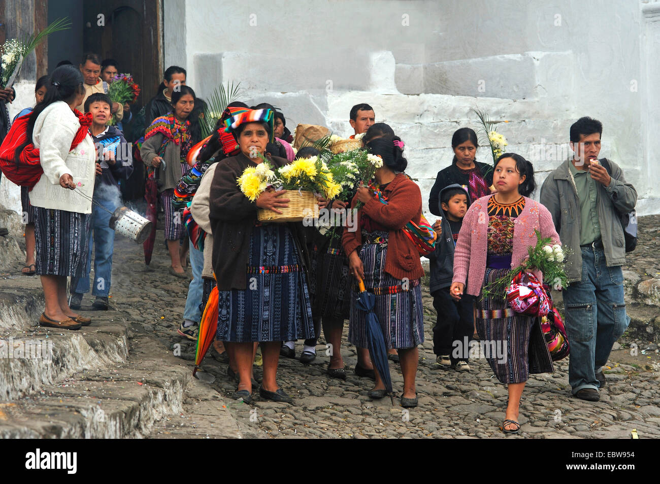 Los feligreses procedentes del servicio, Guatemala, Chichicastenango Foto de stock