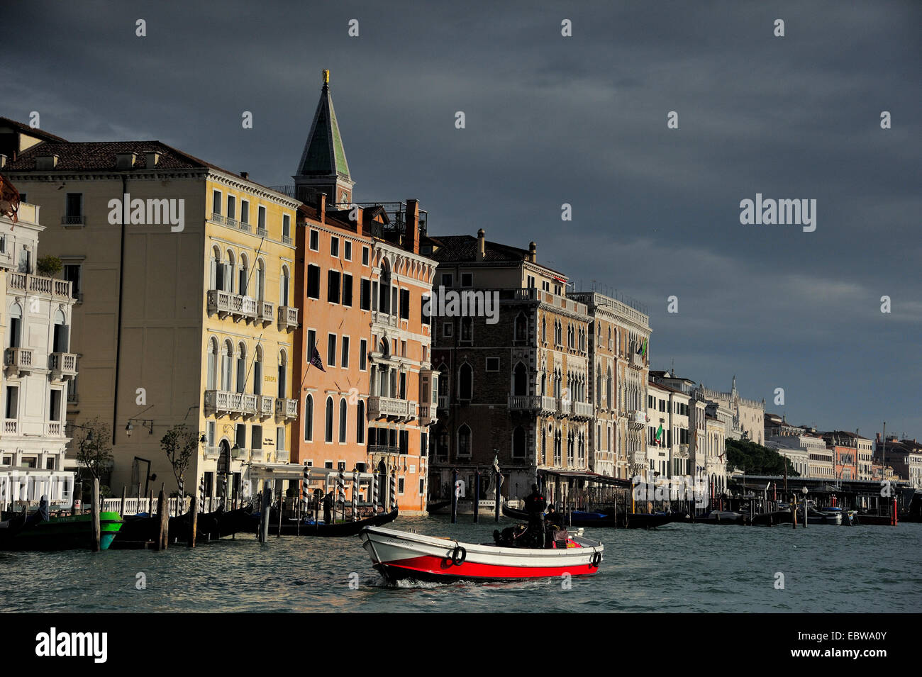 Sun Ray en un día nublado, el gran canal de Venecia Foto de stock