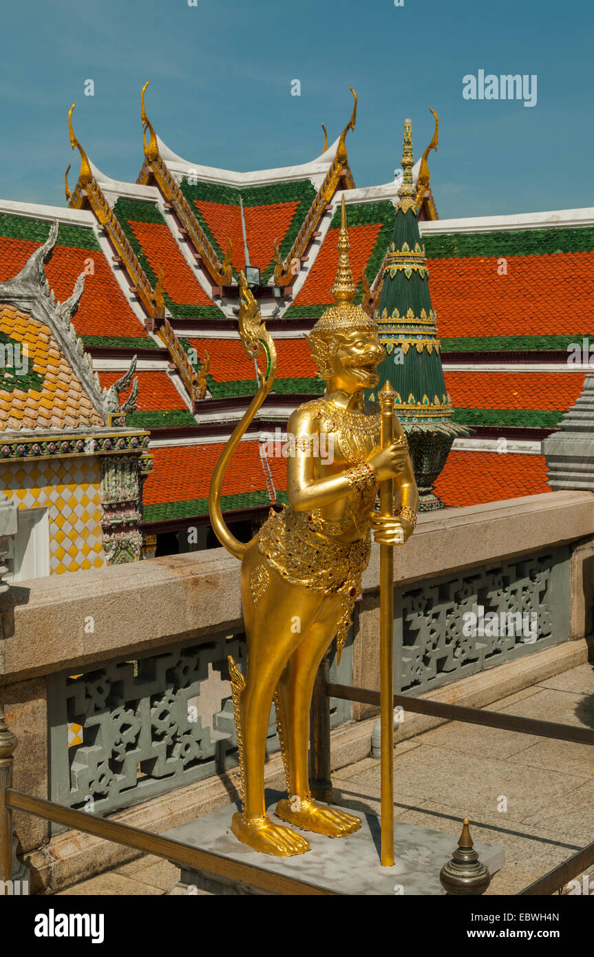 Figura mítica en la terraza superior en el Grand Palace, Bangkok, Tailandia Foto de stock