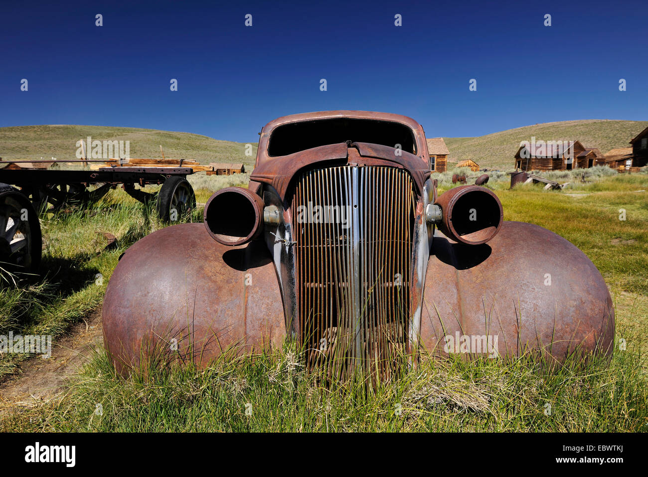 Naufragio de un 1937 Chevrolet, oxidados, Bodie State Historic Park, Bodí, California, Estados Unidos Foto de stock