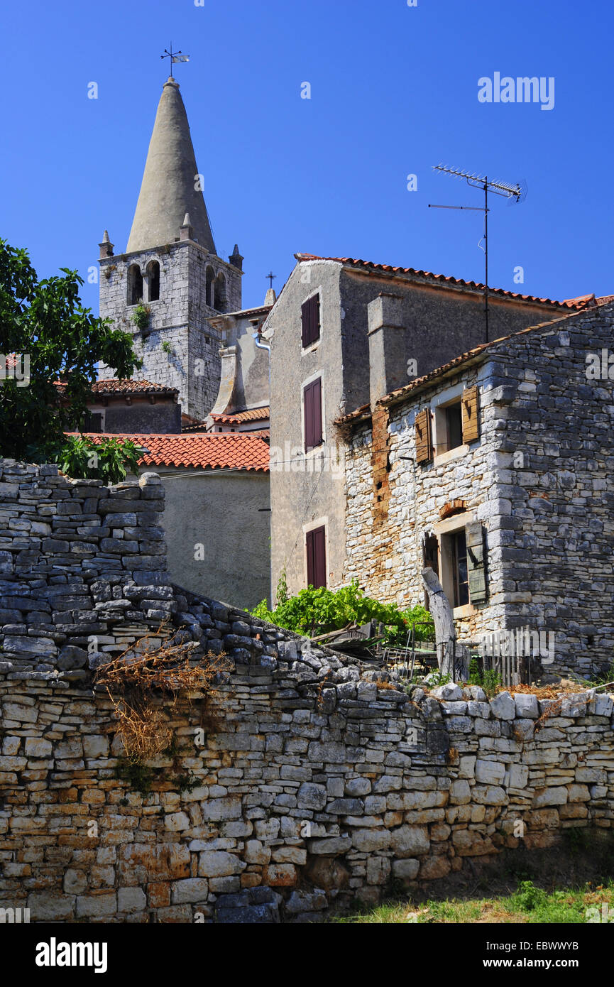 Vista de un pueblo con la torre de la iglesia, Croacia, Istria, montañas Bale NP Foto de stock