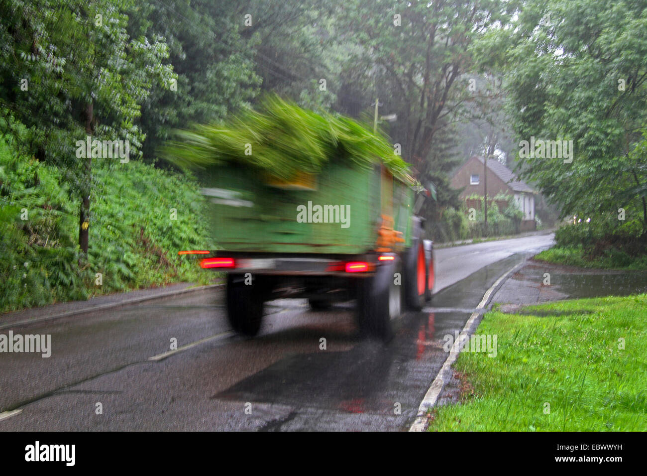Granjero desea que huyen de la lluvia constante, Alemania Foto de stock