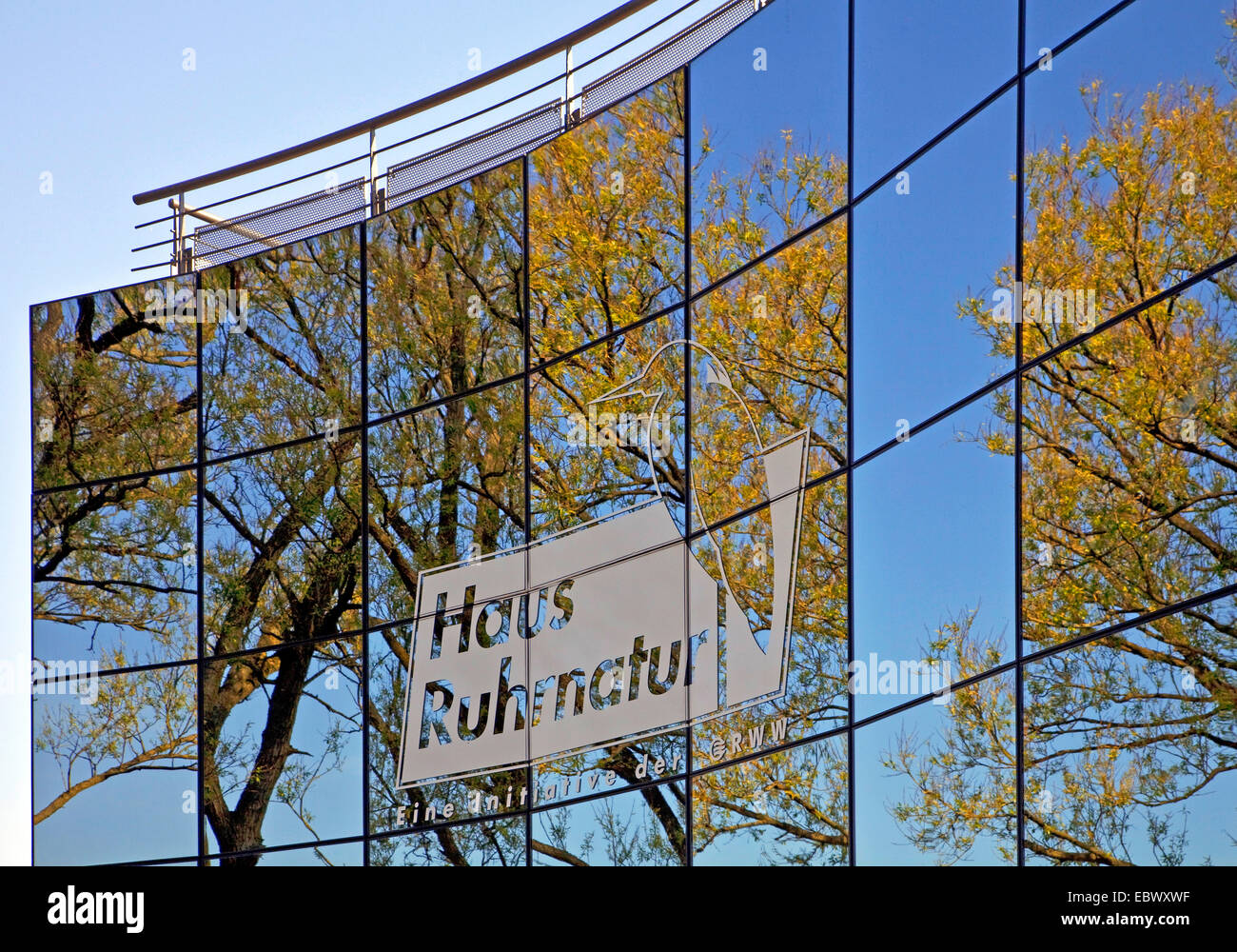Reflexiones en el revestimiento de vidrio de cámara Ruhrnatur en Muelheim/Ruhr, Alemania, Renania del Norte-Westfalia, área de Ruhr, Muelheim an der Ruhr Foto de stock
