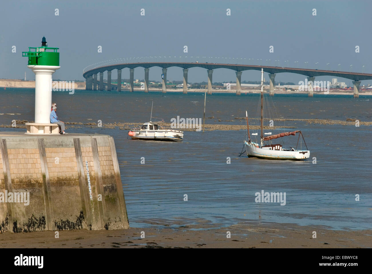 Isla Re, puente de conexión con la península con faro Rivedoux, Francia, Poitou-Vende, Insel Volver Foto de stock