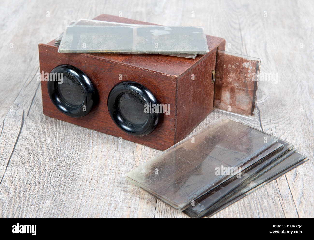 Estereoscopio de madera con placas de vidrio sobre la mesa de madera Foto de stock