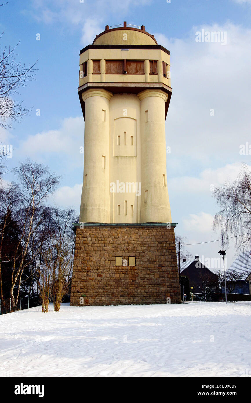Torre de agua en Bommerholz en invierno, en Alemania, en Renania del Norte-Westfalia, área de Ruhr, Witten Foto de stock