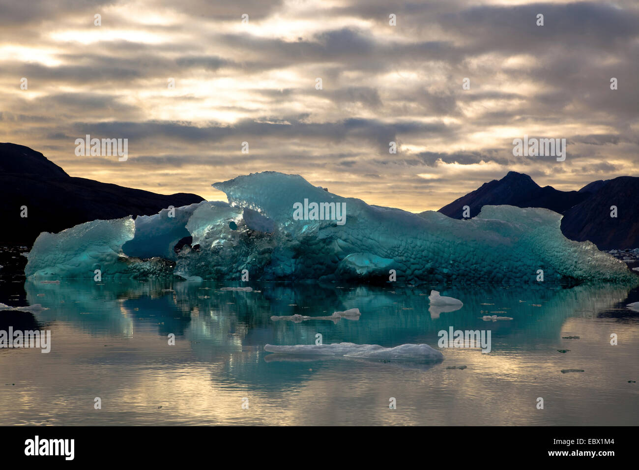 Iceberg formas extrañas en la luz del sol de medianoche, Noruega, Svalbard, Kongsfjord, Ny Alesund Foto de stock
