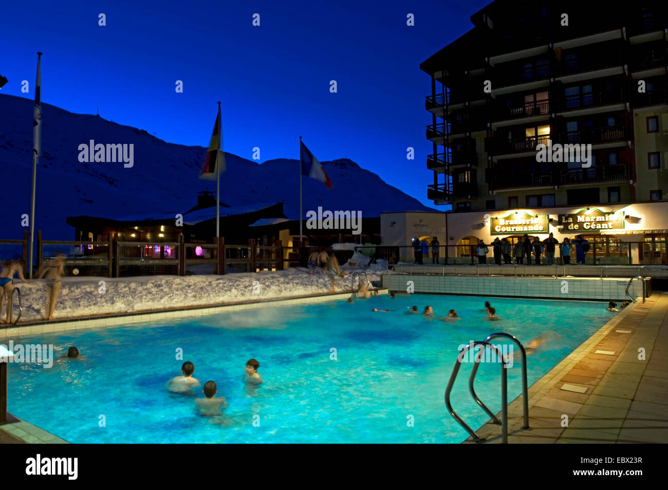Por la noche en la piscina Les MÚnuires, montañas de los Alpes del Norte, Francia Foto de stock