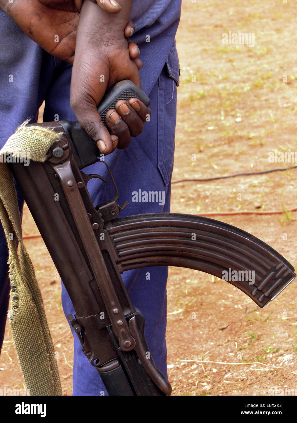 La policía con Kalashnikow en los festejos por el Día Internacional de los Derechos Humanos (10 de diciembre de 2009) celebrado conjuntamente por el Gobierno de Burundi y la Oficina Integrada de la ONU en Burundi, Burundi, Bujumbura rural, Kabezi Foto de stock