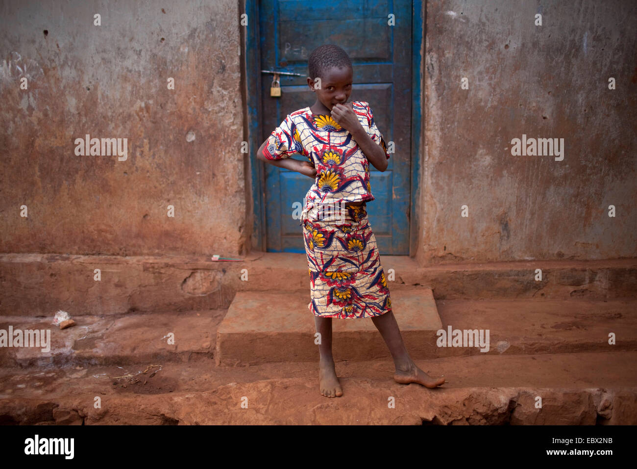 Niña de pie en la entrada de la casa de barro, Burundi, Karuzi, Buhiga Foto de stock