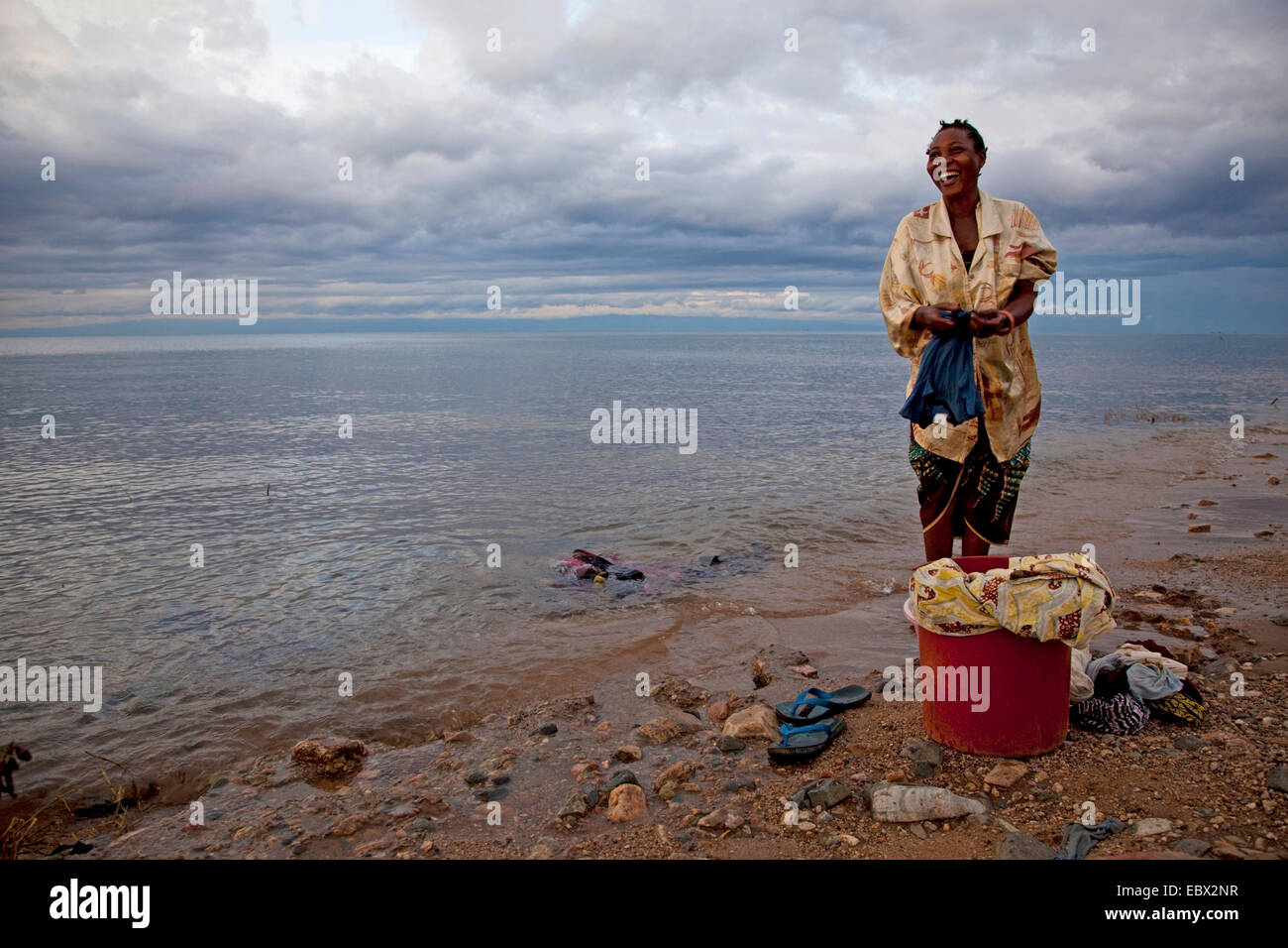 Mujer lavando ropa en el lago Tanganyika, Burundi, Makamba Foto de stock