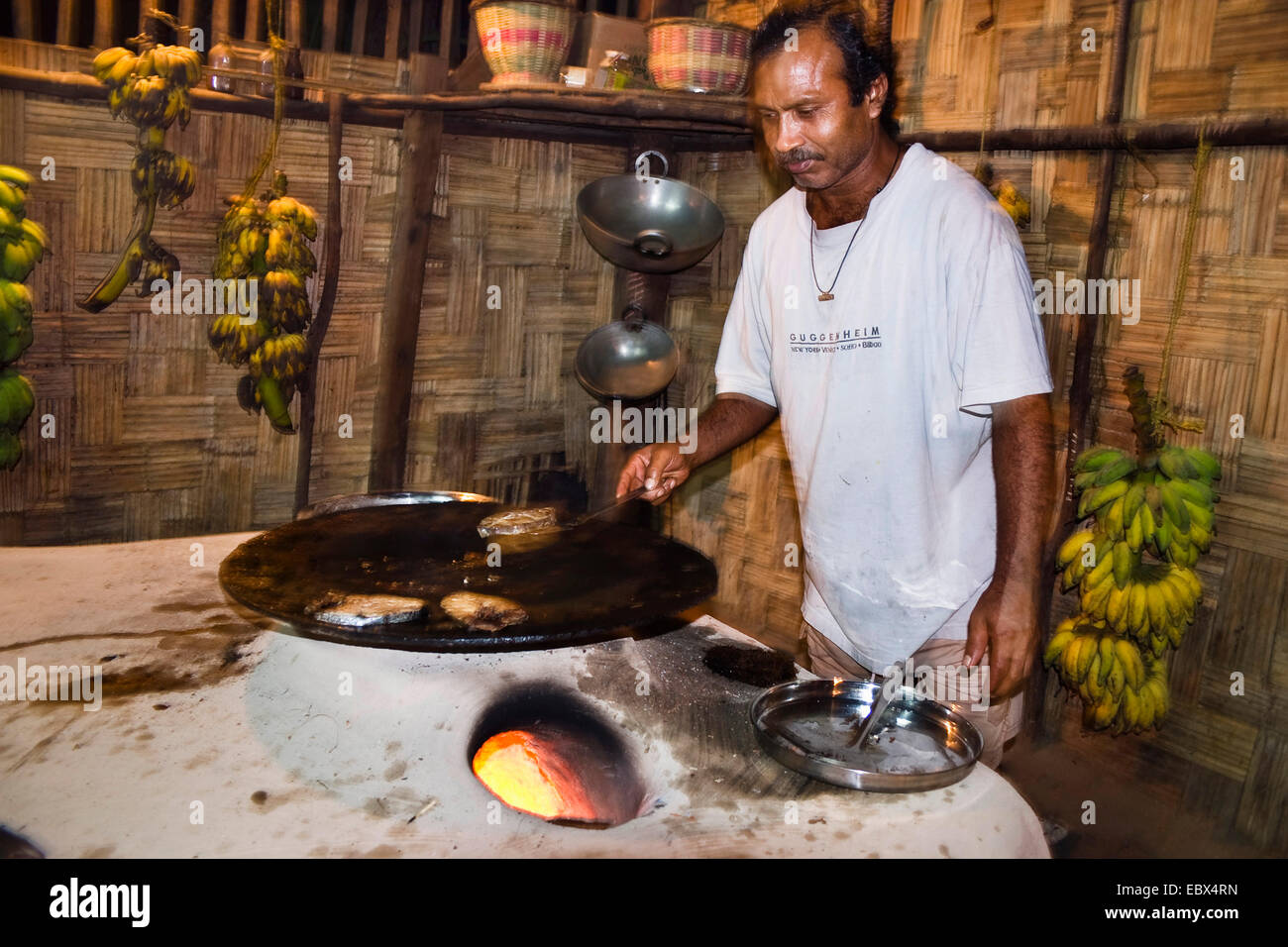 Cocinero indio en cocina india, India, las Islas de Andaman, Havelock Island Foto de stock