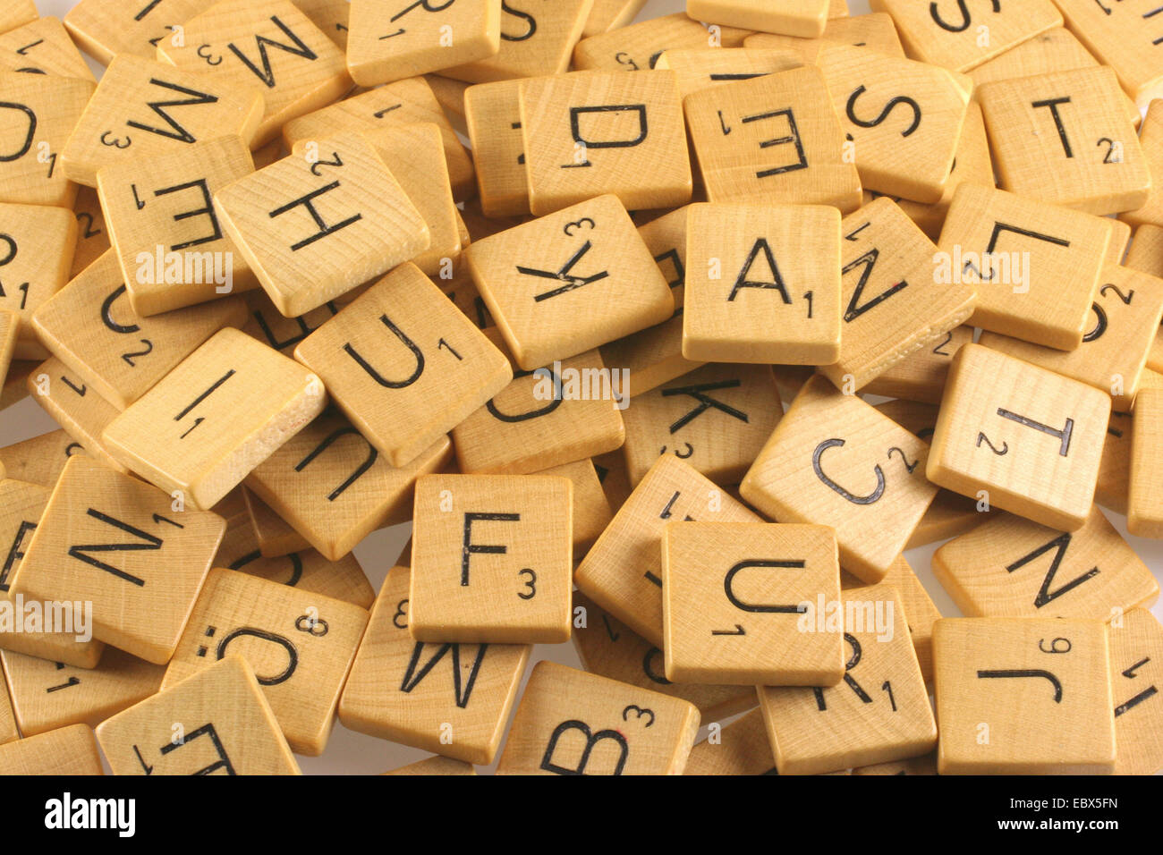 Fichas de Scrabble en madera Fotografía de stock Alamy