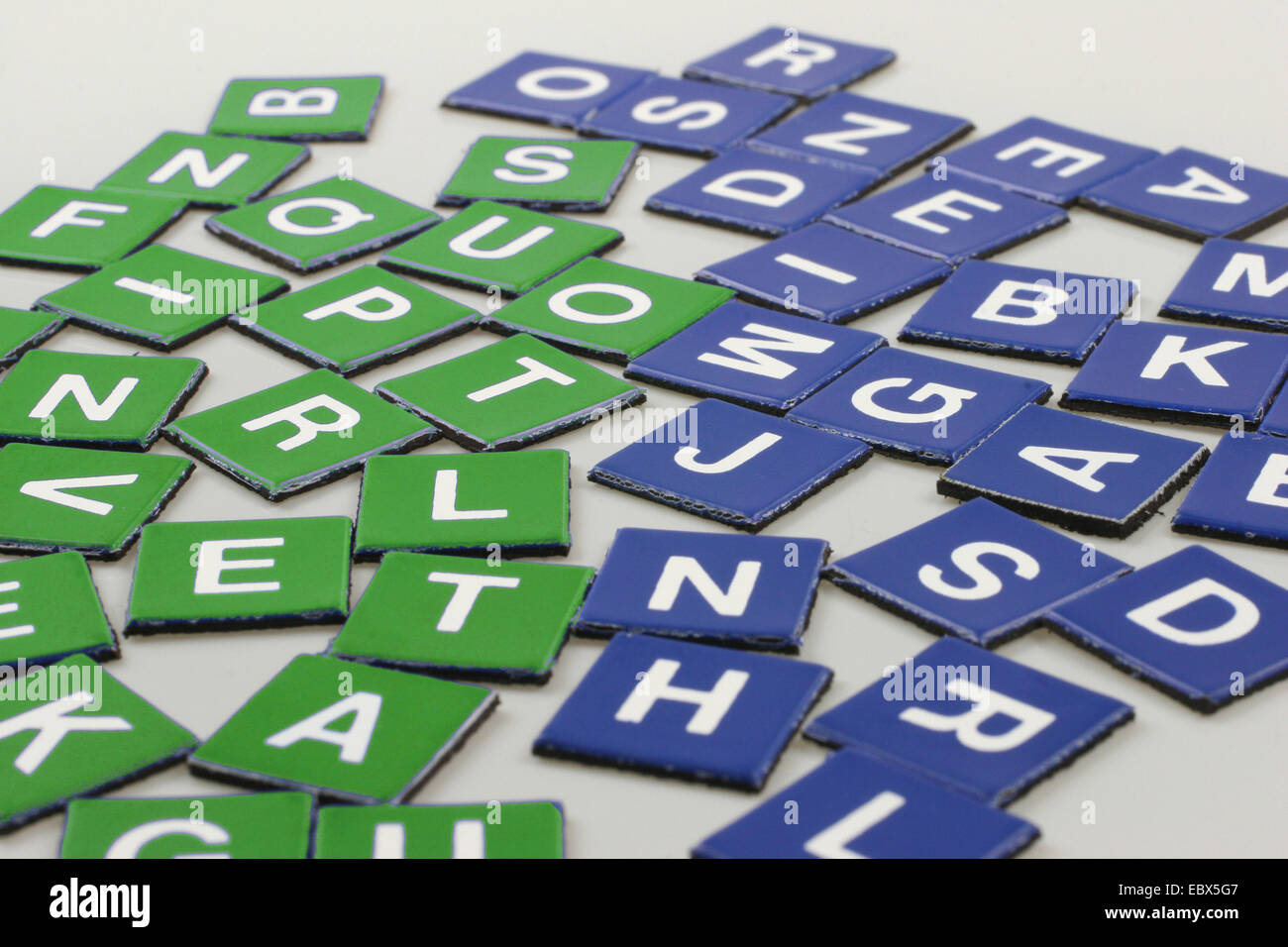 Fichas de Scrabble en azul y verde Fotografía de stock Alamy