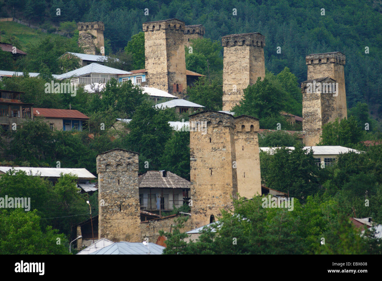 El pueblo medieval de Mestia con típicas torres protectora de Svanetia, Georgia, el Cáucaso Foto de stock