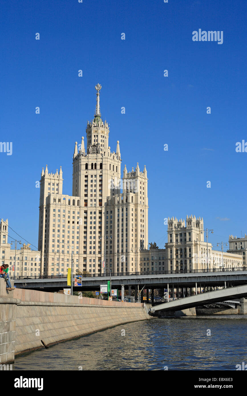El cielo era de Stalin la rasqueta con el río Moskva, Rusia Moskau Foto de stock